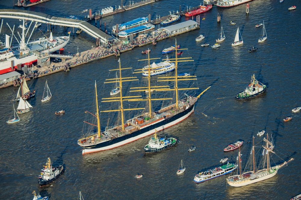Hamburg von oben - Segelschiff - Viermastbark „ Peking „ in Hamburg, Deutschland