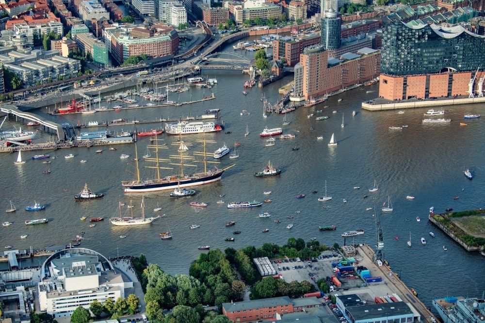 Luftbild Hamburg - Segelschiff - Viermastbark „ Peking „ in Hamburg, Deutschland