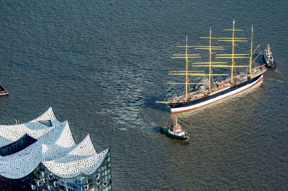 Luftaufnahme Hamburg - Segelschiff - Viermastbark „ Peking „ in Hamburg, Deutschland