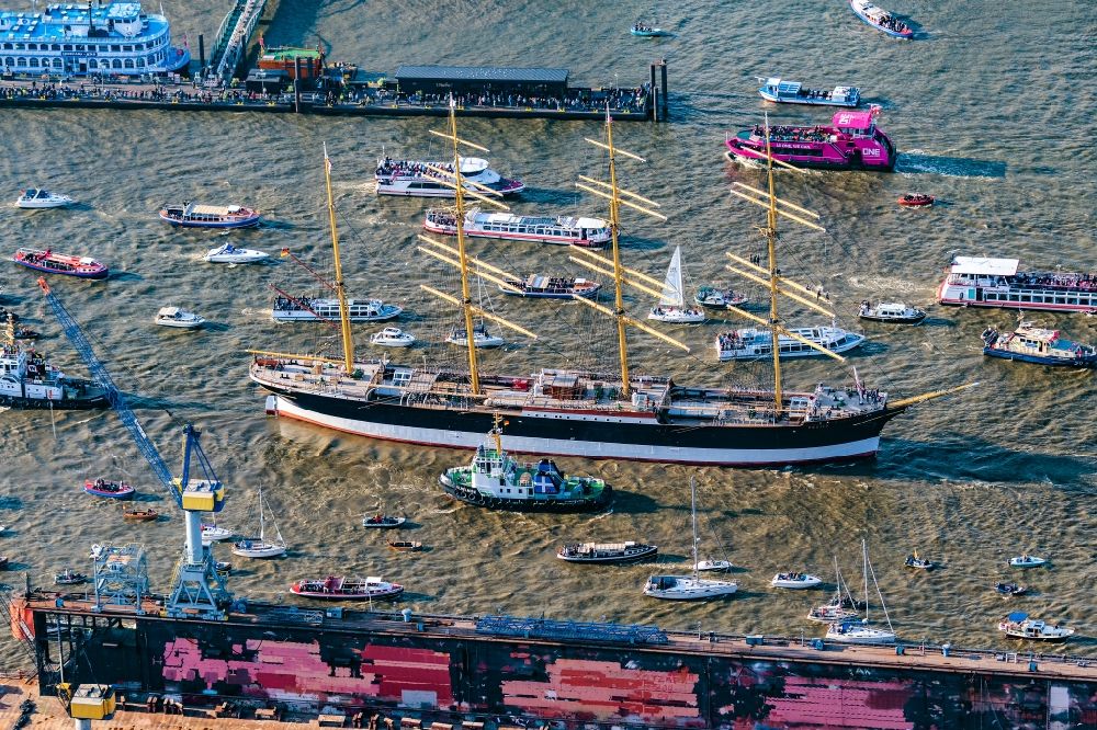 Hamburg von oben - Segelschiff - Viermastbark „ Peking „ in Hamburg, Deutschland