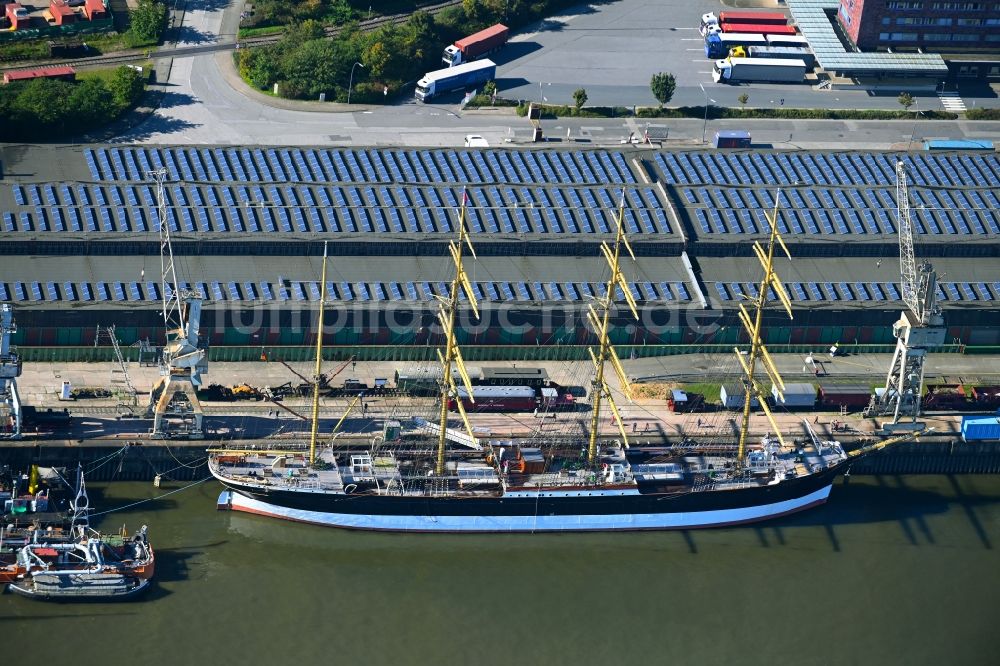 Luftbild Hamburg - Segelschiff - Viermastbark „ Peking „ in Hamburg, Deutschland