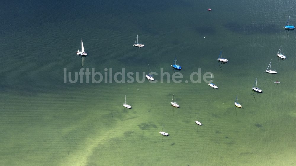 Luftbild Inning am Ammersee - Segelschiffe an Bojen Liegeplätzen auf dem Ammersee in Inning am Ammersee im Bundesland Bayern, Deutschland