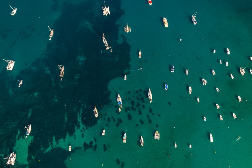 Soller aus der Vogelperspektive: Segelschiffe - Boote in der Bucht in Soller in Balearische Insel Mallorca, Spanien