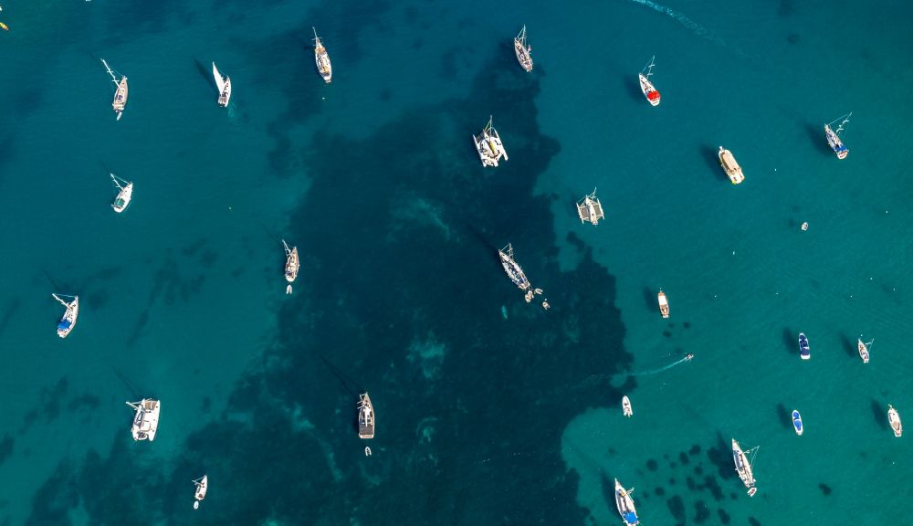 Luftbild Soller - Segelschiffe - Boote in der Bucht in Soller in Balearische Insel Mallorca, Spanien