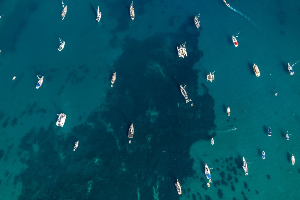Luftaufnahme Soller - Segelschiffe - Boote in der Bucht in Soller in Balearische Insel Mallorca, Spanien