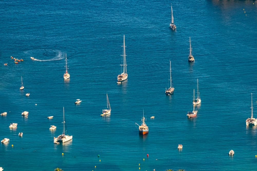 Luftaufnahme Soller - Segelschiffe - Boote in der Bucht in Soller in Balearische Insel Mallorca, Spanien
