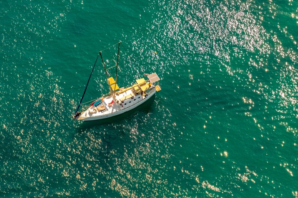 Soller aus der Vogelperspektive: Segelschiffe - Boote in der Bucht in Soller in Balearische Insel Mallorca, Spanien