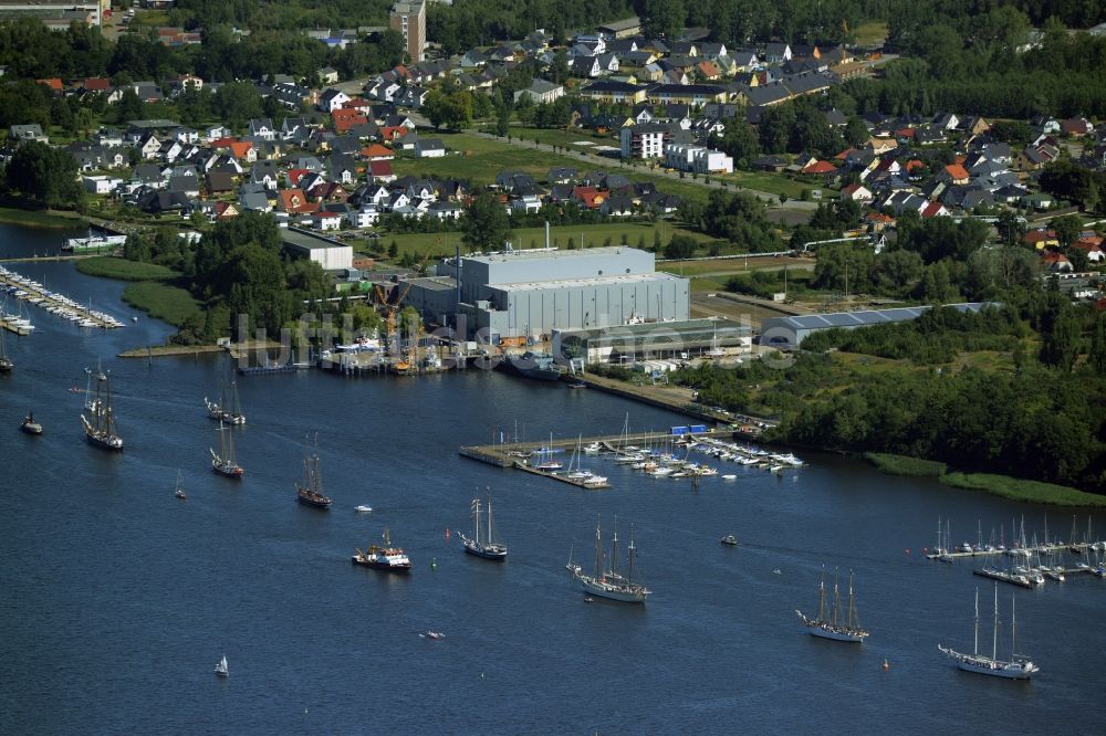 Rostock aus der Vogelperspektive: Segelschiffe der maritimen Hanse Sail in Fahrt auf der Unterwarnow im Hafen in Rostock im Bundesland Mecklenburg-Vorpommern