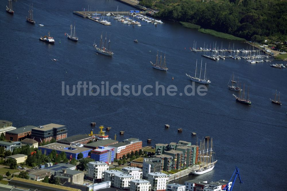 Luftbild Rostock - Segelschiffe der maritimen Hanse Sail in Fahrt auf der Unterwarnow im Hafen in Rostock im Bundesland Mecklenburg-Vorpommern