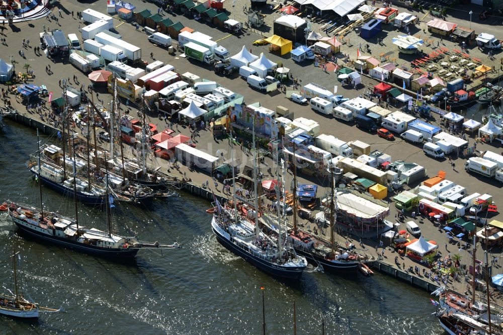 Rostock von oben - Segelschiffe der maritimen Hanse Sail in Fahrt auf der Unterwarnow im Hafen in Rostock im Bundesland Mecklenburg-Vorpommern