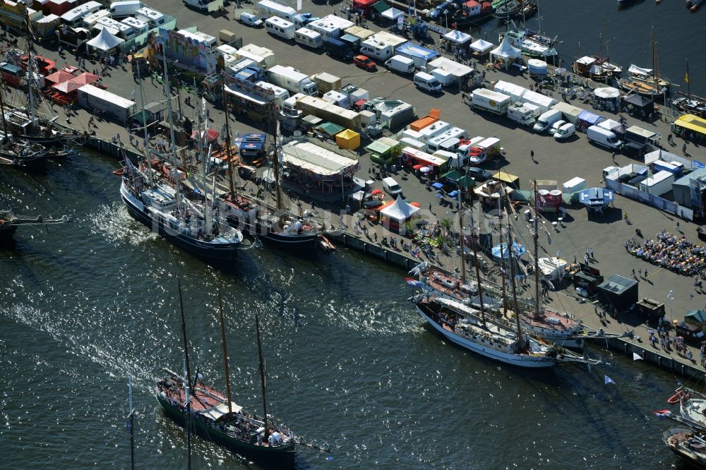 Rostock aus der Vogelperspektive: Segelschiffe der maritimen Hanse Sail in Fahrt auf der Unterwarnow im Hafen in Rostock im Bundesland Mecklenburg-Vorpommern