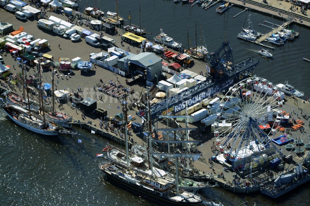 Luftbild Rostock - Segelschiffe der maritimen Hanse Sail in Fahrt auf der Unterwarnow im Hafen in Rostock im Bundesland Mecklenburg-Vorpommern