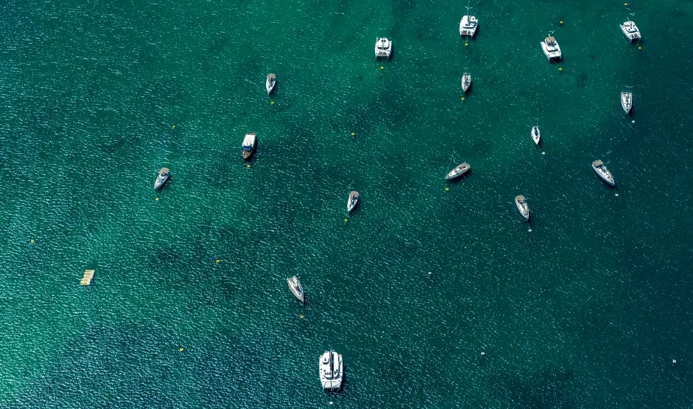 Felanitx von oben - Segelschiffe und Yachten im Hafen in Portocolom in Balearische Insel Mallorca, Spanien
