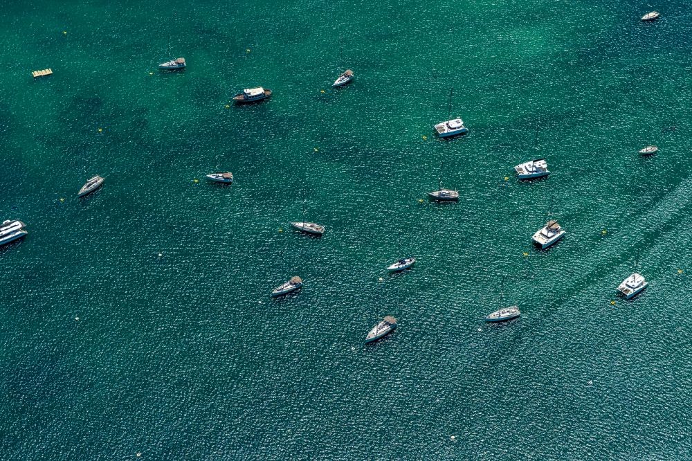 Felanitx aus der Vogelperspektive: Segelschiffe und Yachten im Hafen in Portocolom in Balearische Insel Mallorca, Spanien