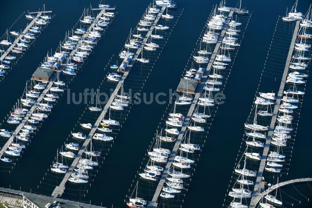Luftaufnahme Rostock - Segelschiffe im Yachthafen Hohe Düne in Warnemünde im Bundesland Mecklenburg-Vorpommern, Deutschland