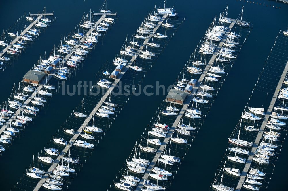 Rostock von oben - Segelschiffe im Yachthafen Hohe Düne in Warnemünde im Bundesland Mecklenburg-Vorpommern, Deutschland