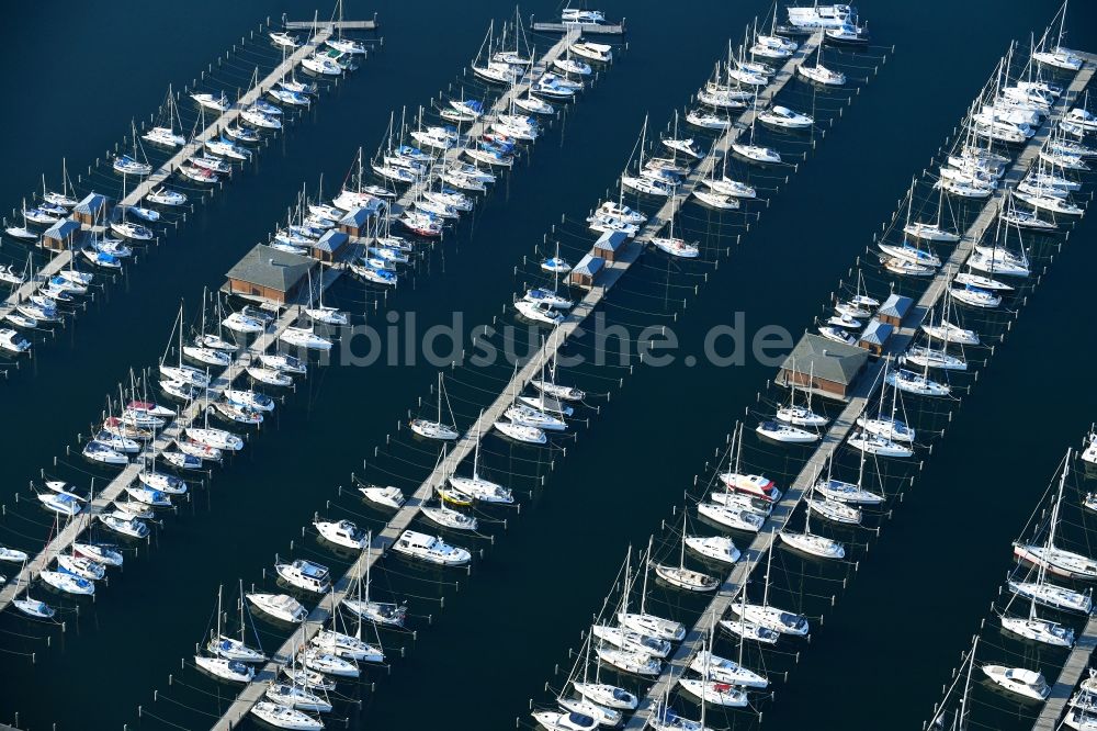 Rostock aus der Vogelperspektive: Segelschiffe im Yachthafen Hohe Düne in Warnemünde im Bundesland Mecklenburg-Vorpommern, Deutschland