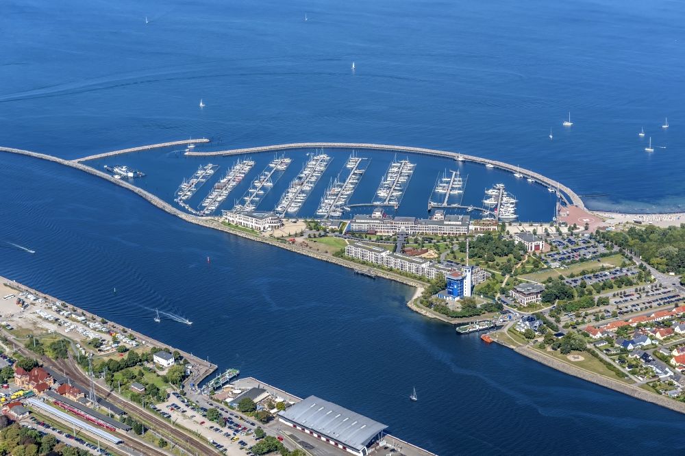 Rostock aus der Vogelperspektive: Segelschiffe im Yachthafen Hohe Düne in Warnemünde im Bundesland Mecklenburg-Vorpommern, Deutschland