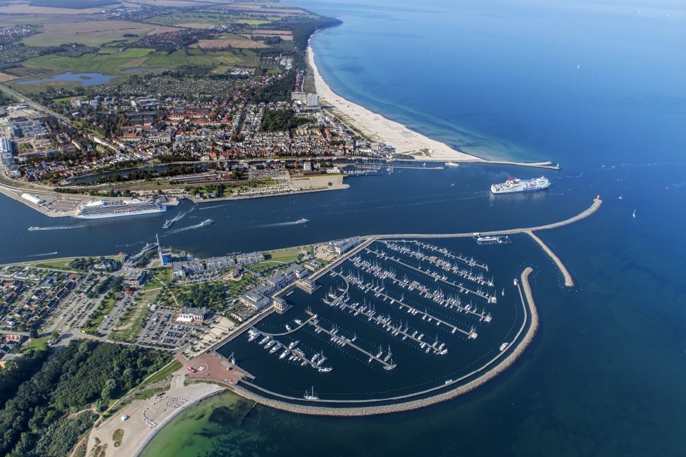 Luftaufnahme Rostock - Segelschiffe im Yachthafen Hohe Düne in Warnemünde im Bundesland Mecklenburg-Vorpommern, Deutschland