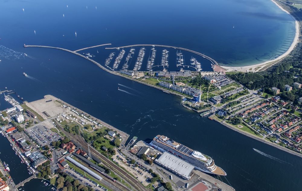 Rostock von oben - Segelschiffe im Yachthafen Hohe Düne in Warnemünde im Bundesland Mecklenburg-Vorpommern, Deutschland