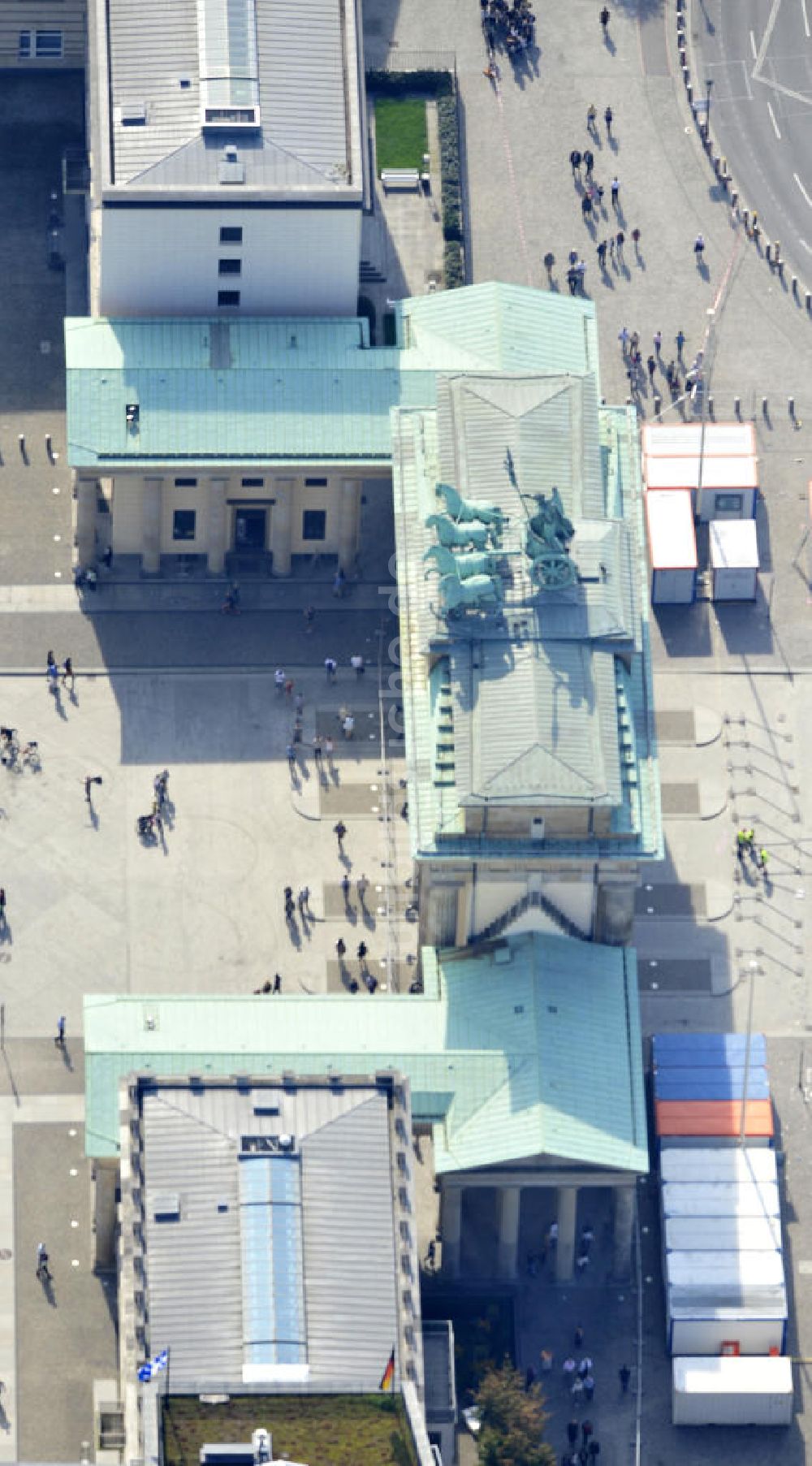 Luftbild Berlin Mitte - Sehenswürdigkeit Brandenburger Tor am Pariser Platz in Berlin-Mitte