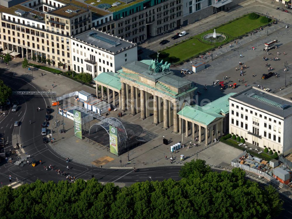 Luftaufnahme Berlin - Sehenswürdigkeit Brandenburger Tor am Pariser Platz in Berlin-Mitte