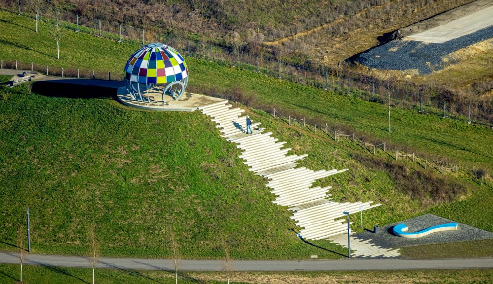 Selm von oben - Sehenswürdigkeit bunte Glaskuppel auf dem Rodelberg im Auenpark in Selm im Bundesland Nordrhein-Westfalen, Deutschland