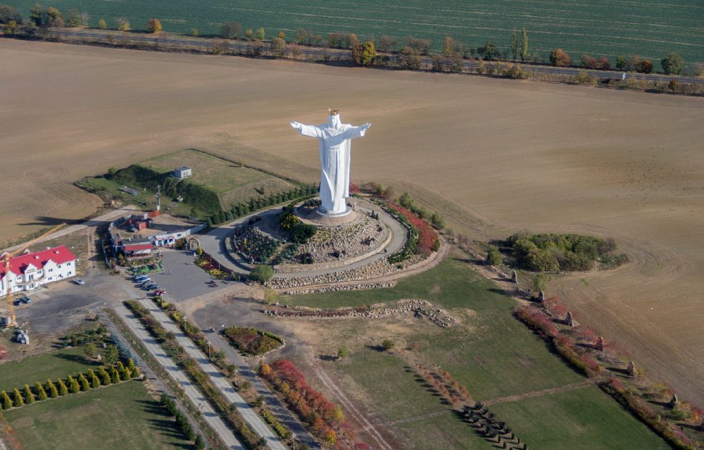 Swiebodzin - Schwiebus aus der Vogelperspektive: Sehenswürdigkeit Christus König Statue in Swiebodzin - Schwiebus in Lubuskie Lebus, Polen