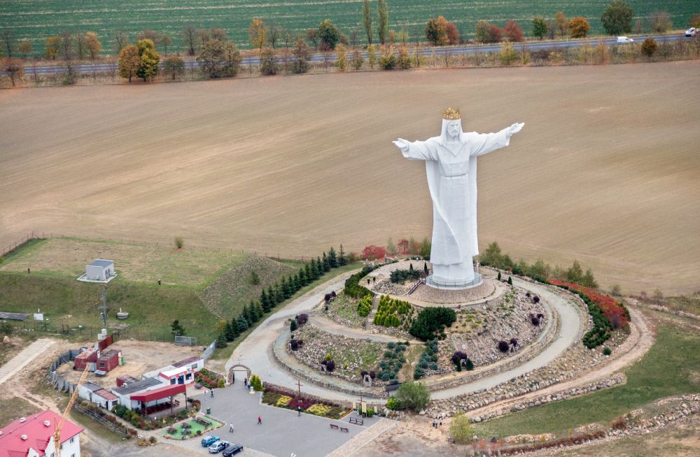 Swiebodzin - Schwiebus aus der Vogelperspektive: Sehenswürdigkeit Christus König Statue in Swiebodzin - Schwiebus in Lubuskie Lebus, Polen