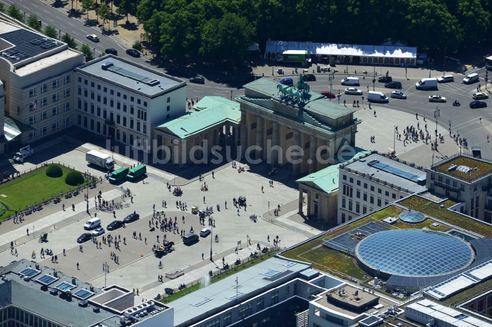 Berlin aus der Vogelperspektive: Sehenswürdigkeit und Wahrzeichen Brandenburger Tor am Pariser Platz im Ortsteil Mitte von Berlin