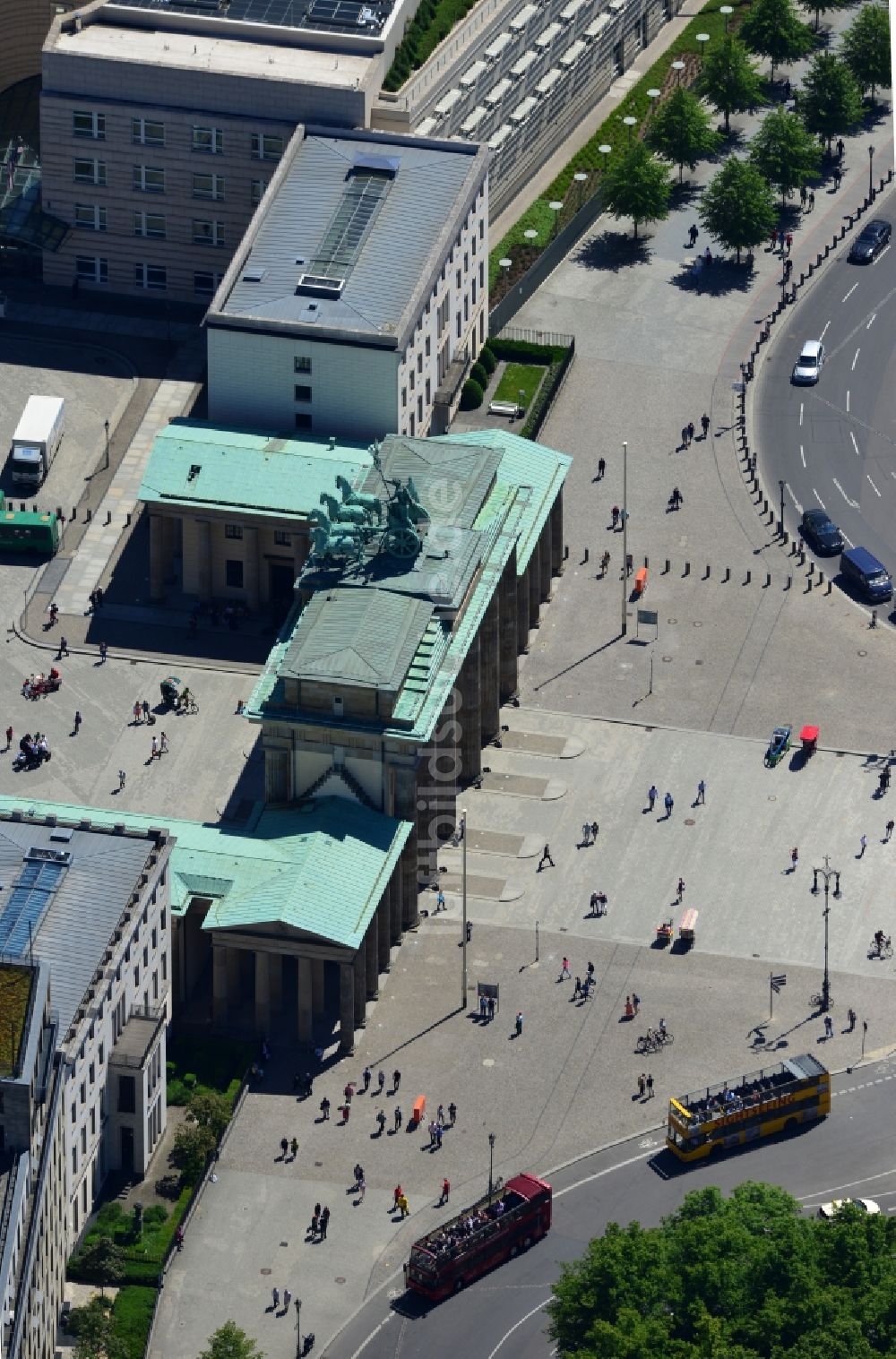 Berlin aus der Vogelperspektive: Sehenswürdigkeit und Wahrzeichen Brandenburger Tor am Pariser Platz im Ortsteil Mitte von Berlin