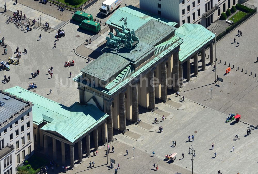Luftbild Berlin - Sehenswürdigkeit und Wahrzeichen Brandenburger Tor am Pariser Platz im Ortsteil Mitte von Berlin