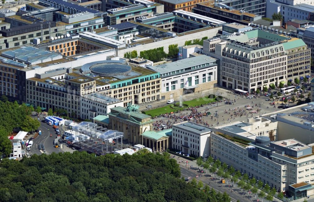 Luftbild Berlin - Sehenswürdigkeit und Wahrzeichen Brandenburger Tor am Pariser Platz im Ortsteil Mitte von Berlin
