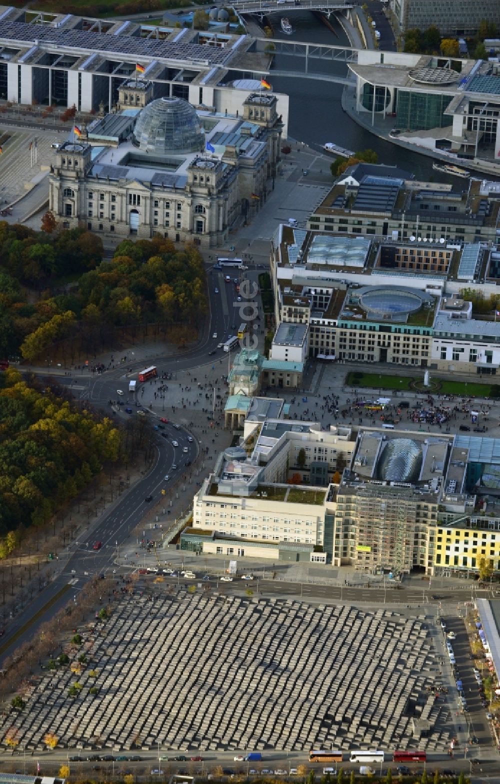 Luftaufnahme Berlin - Sehenswürdigkeit und Wahrzeichen Brandenburger Tor am Pariser Platz im Ortsteil Mitte von Berlin