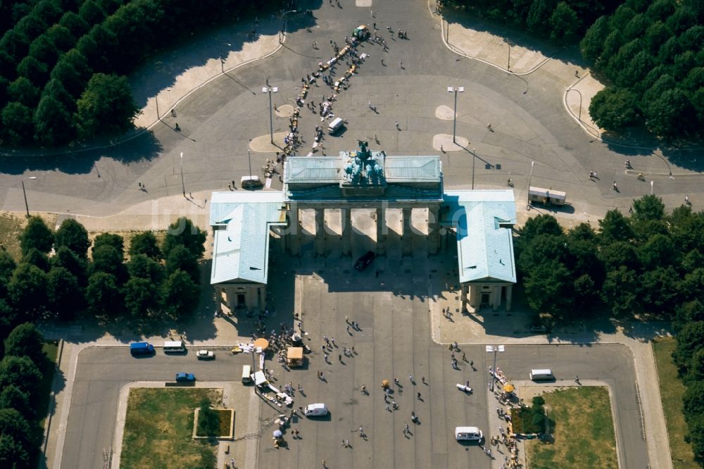 Berlin von oben - Sehenswürdigkeit und Wahrzeichen Brandenburger Tor am Pariser Platz im Ortsteil Mitte von Berlin