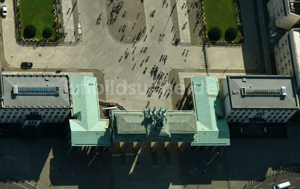 Luftaufnahme Berlin - Sehenswürdigkeit und Wahrzeichen Brandenburger Tor am Pariser Platz im Ortsteil Mitte von Berlin