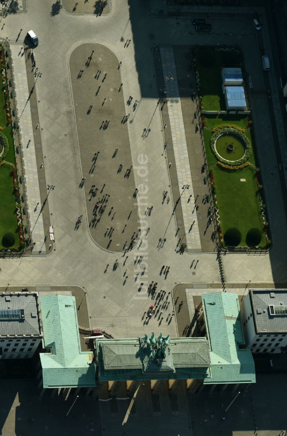 Berlin von oben - Sehenswürdigkeit und Wahrzeichen Brandenburger Tor am Pariser Platz im Ortsteil Mitte von Berlin
