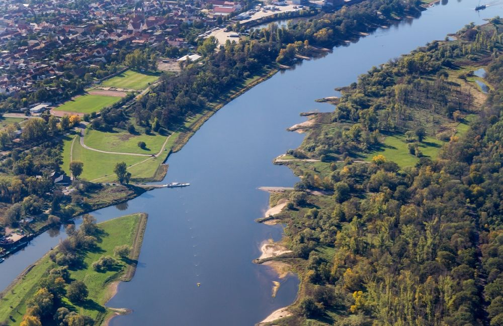 Steutz aus der Vogelperspektive: Seil Gier Fähre über die Elbe bei Aken im Bundesland Sachsen-Anhalt, Deutschland