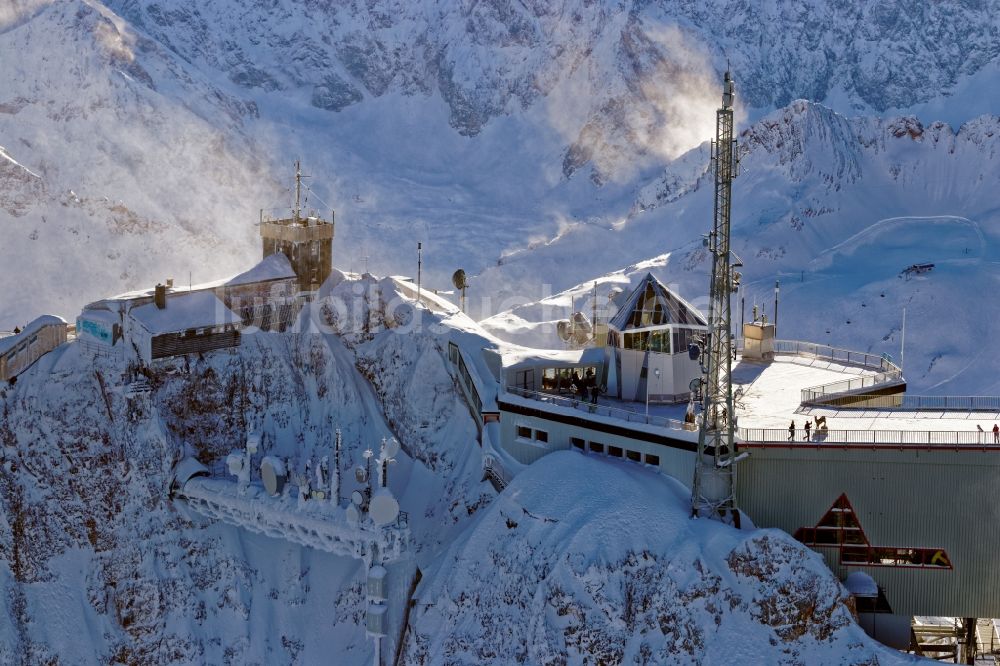 Luftaufnahme Garmisch-Partenkirchen - Seilbahn- Bergstation auf dem winterlich verschneiten Gipfel der Zugspitze im Wettersteingebirge bei Garmisch-Partenkirchen im Bundesland Bayern