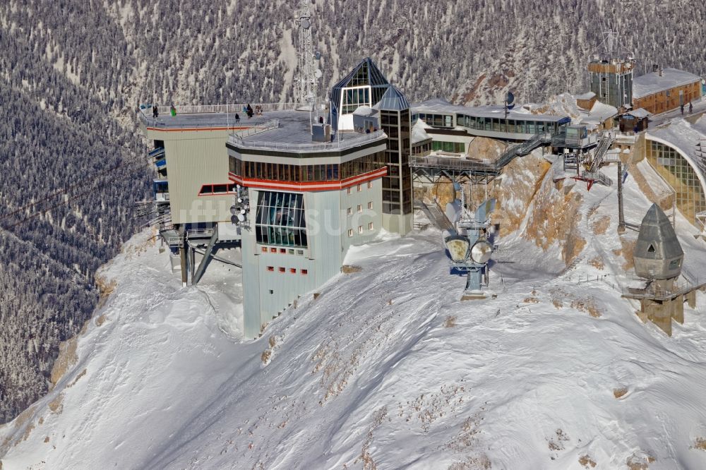 Garmisch-Partenkirchen von oben - Seilbahn- Bergstation auf dem winterlich verschneiten Gipfel der Zugspitze im Wettersteingebirge bei Garmisch-Partenkirchen im Bundesland Bayern