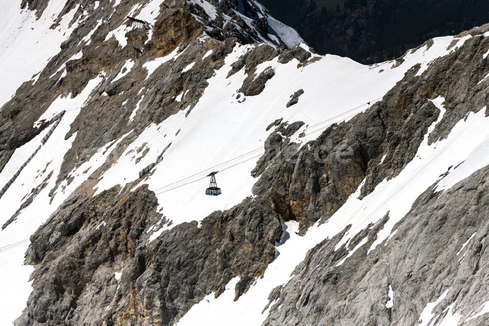 Garmisch-Partenkirchen aus der Vogelperspektive: Seilbahn- Eibsee-Seilbahn zum Gipfel der Zugspitze im Wettersteingebirge bei Garmisch-Partenkirchen im Bundesland Bayern