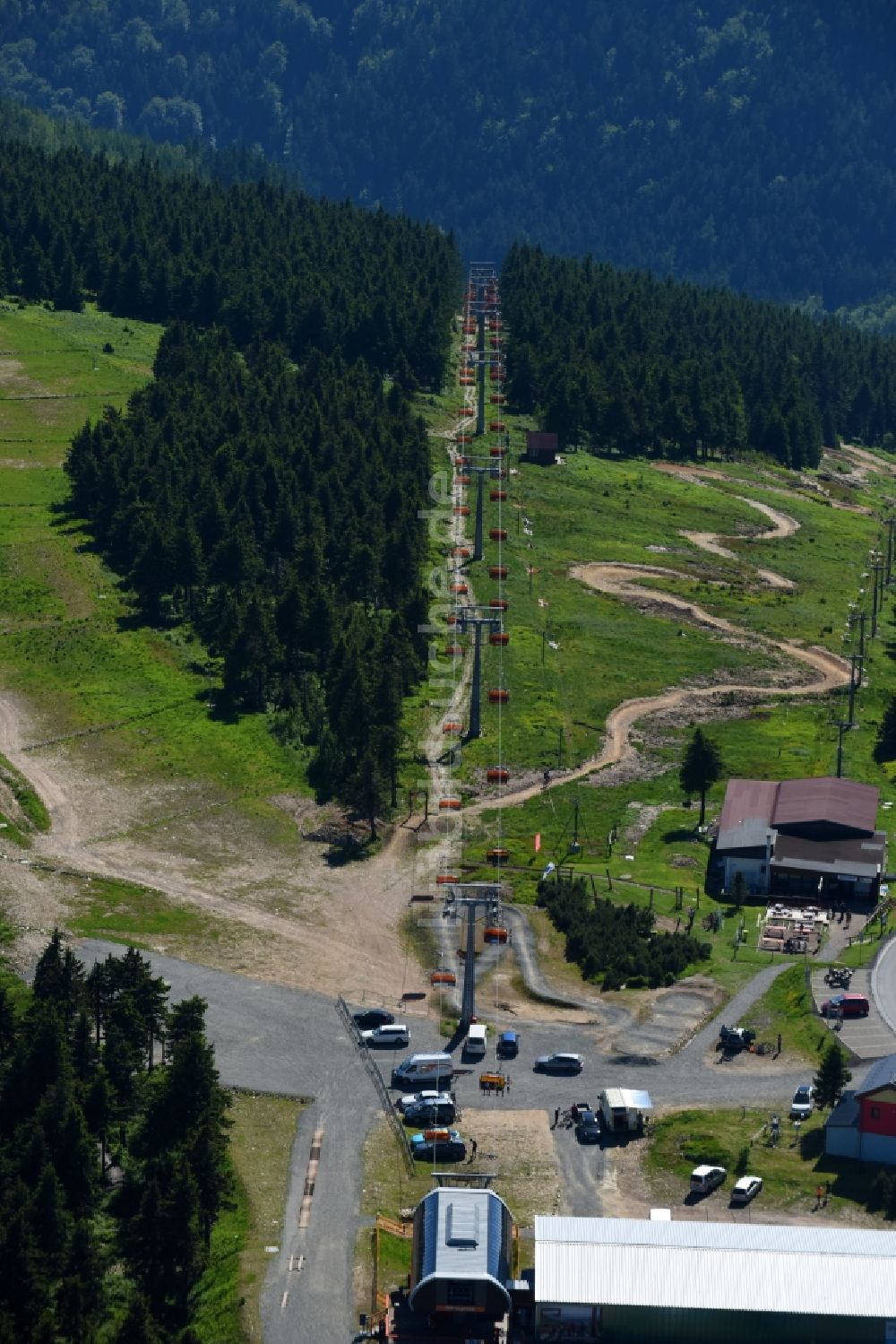 Luftaufnahme Jachymov - Sankt Joachimsthal - Seilbahn am Freizeitzentrum Trail Park auf dem Klinovec - Keilberg in Jachymov - Sankt Joachimsthal in Cechy - Böhmen, Tschechien