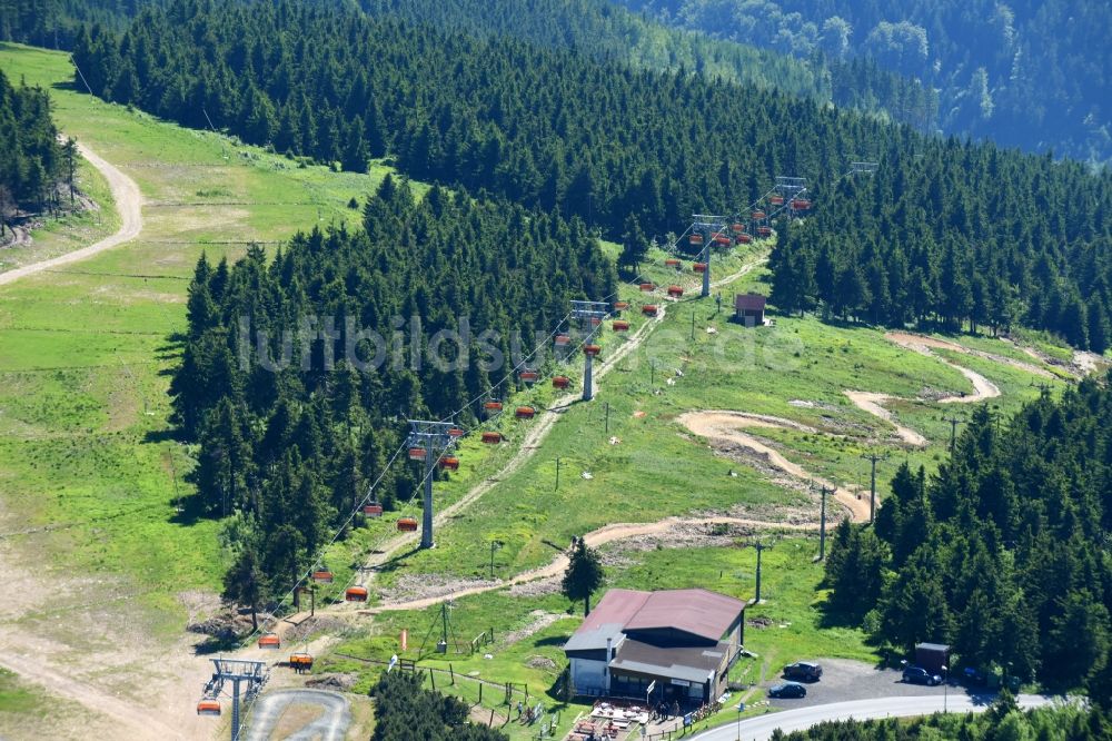 Luftbild Jachymov - Sankt Joachimsthal - Seilbahn am Freizeitzentrum Trail Park auf dem Klinovec - Keilberg in Jachymov - Sankt Joachimsthal in Cechy - Böhmen, Tschechien