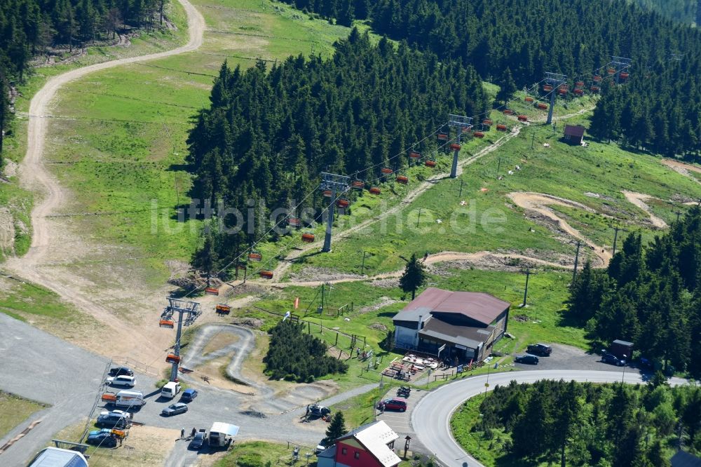 Luftaufnahme Jachymov - Sankt Joachimsthal - Seilbahn am Freizeitzentrum Trail Park auf dem Klinovec - Keilberg in Jachymov - Sankt Joachimsthal in Cechy - Böhmen, Tschechien