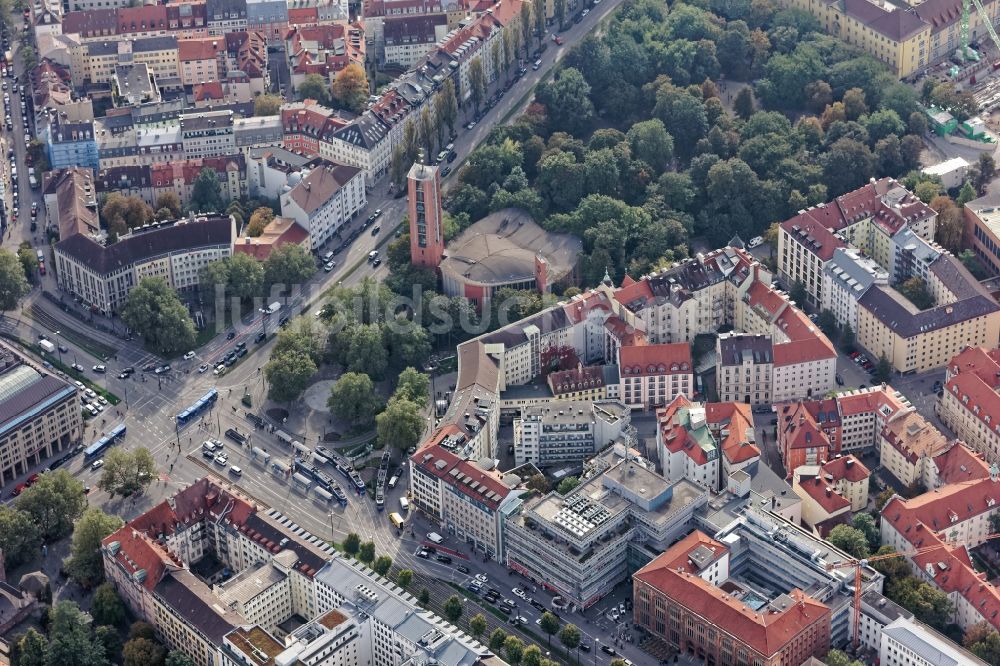 München von oben - Sendlinger- Tor- Platz mit St. Matthäus in München im Bundesland Bayern