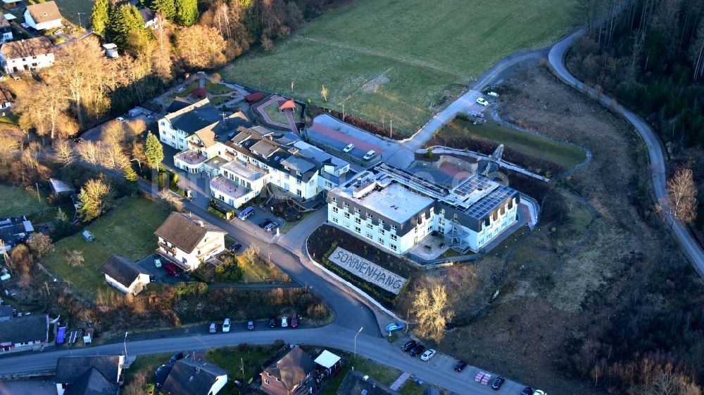 Mehren von oben - Seniorenheim der Firma Seniorenpflegehaus SONNENHANG GmbH in Mehren im Bundesland Rheinland-Pfalz, Deutschland
