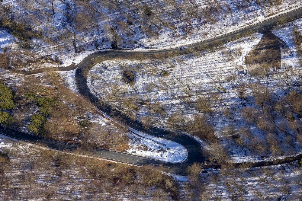 Luftbild Fredeburg - Serpentinenartige S- Kurve im Straßenverlauf der Landstraße L776 an der Bödefelder Straße im Winter bei Fredeburg im Bundesland Nordrhein-Westfalen NRW