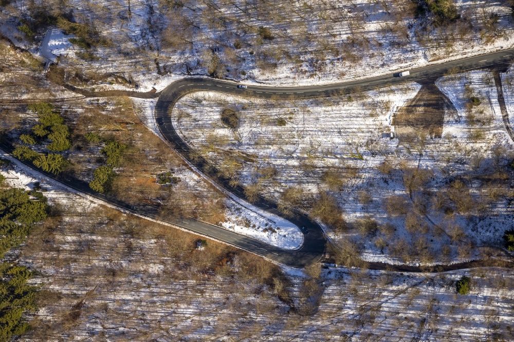 Luftaufnahme Fredeburg - Serpentinenartige S- Kurve im Straßenverlauf der Landstraße L776 an der Bödefelder Straße im Winter bei Fredeburg im Bundesland Nordrhein-Westfalen NRW