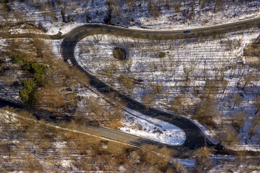 Fredeburg von oben - Serpentinenartige S- Kurve im Straßenverlauf der Landstraße L776 an der Bödefelder Straße im Winter bei Fredeburg im Bundesland Nordrhein-Westfalen NRW
