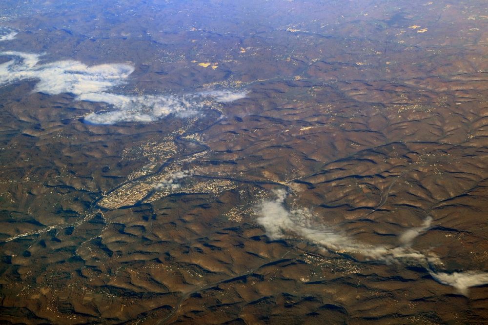 Cahors von oben - Serpentinenförmiger Fluß - Kurvenverlauf des Flusses Le Lot in Cahors in Occitanie, Frankreich